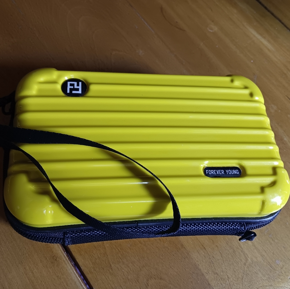 Yellow Hard Case Wristlet Mini Purse 💛💛💛